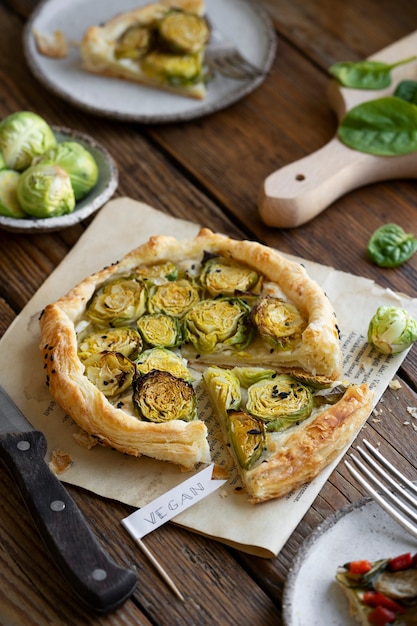 Vista de pizza vegana hecha con verduras por panadería