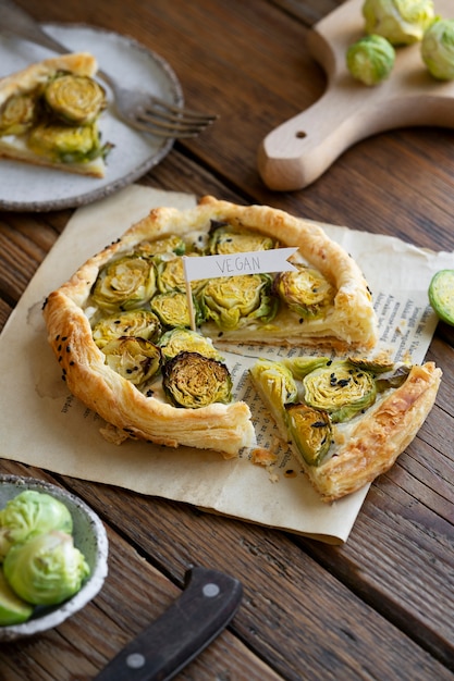 Foto gratuita vista de pizza vegana hecha con verduras por panadería