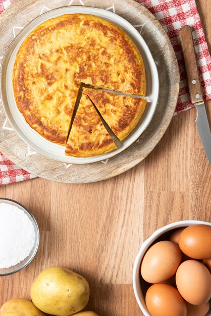 Vista plana del delicioso plato de tortilla española