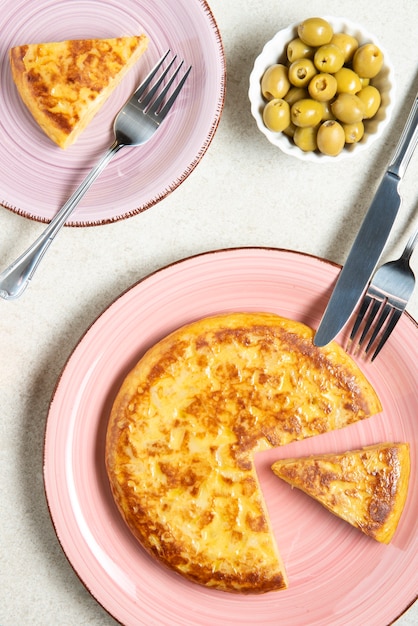 Foto gratuita vista plana del delicioso plato de tortilla española