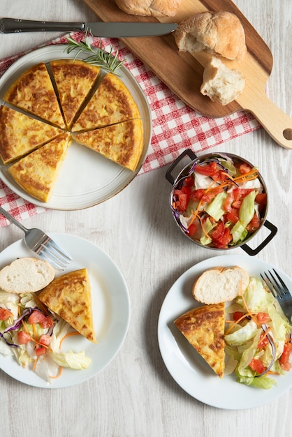 Foto gratuita vista plana del delicioso plato de tortilla española