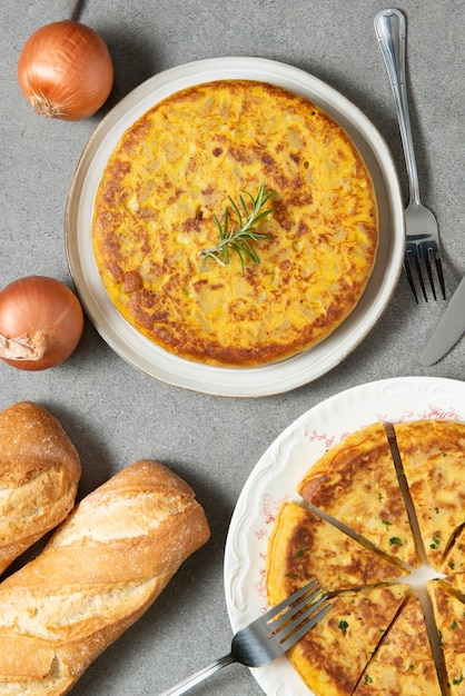 Foto gratuita vista plana del delicioso plato de tortilla española