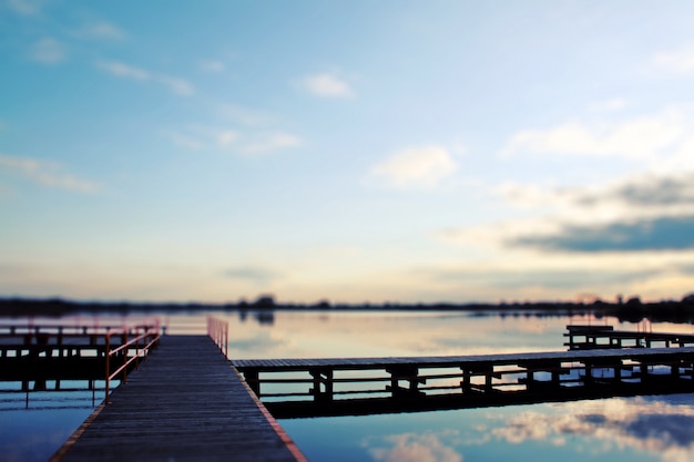 Vista de plataforma de madera al atardecer