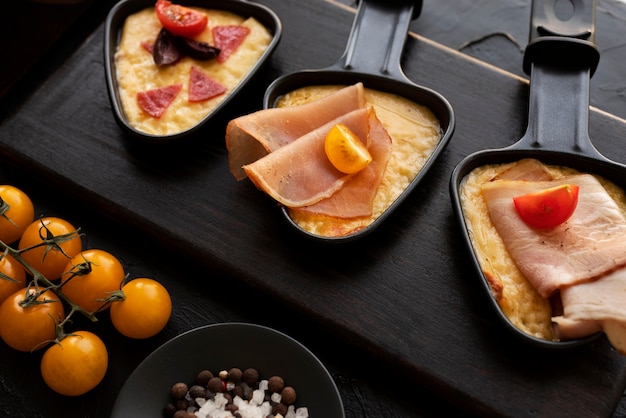 Foto gratuita vista del plato de raclette con una deliciosa variedad de comida