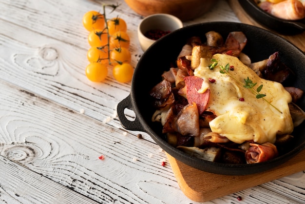 Foto gratuita vista del plato de raclette con una deliciosa variedad de comida