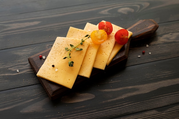 Vista del plato de raclette con una deliciosa variedad de comida