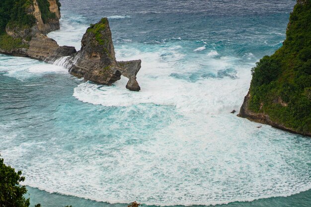 Vista de playa tropical, rocas marinas y océano turquesa, cielo azul. Playa de Atuh, isla de Nusa Penida, Indonesia. Concepto de viaje. Indonesia