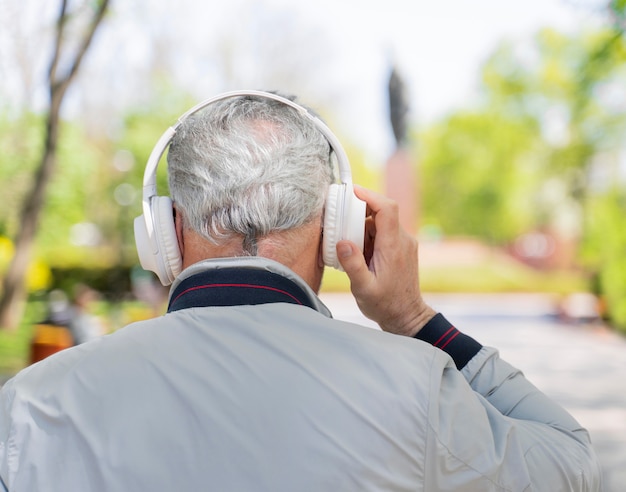 Vista posterior anciano con audífonos