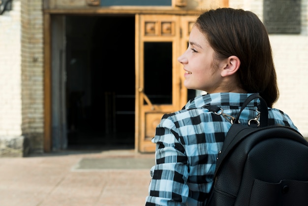 Foto gratuita vista posterior de cerca de adolescente que va a la escuela