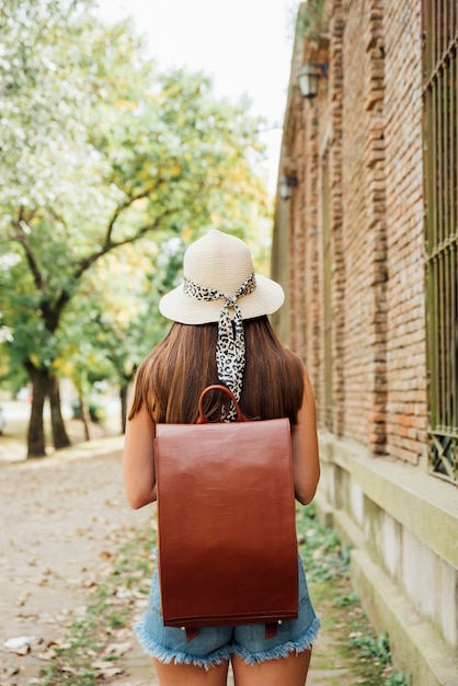 Vista posterior chica con mochila vintage