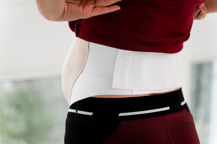 Foto gratuito vista posterior del desgaste de la mujer embarazada