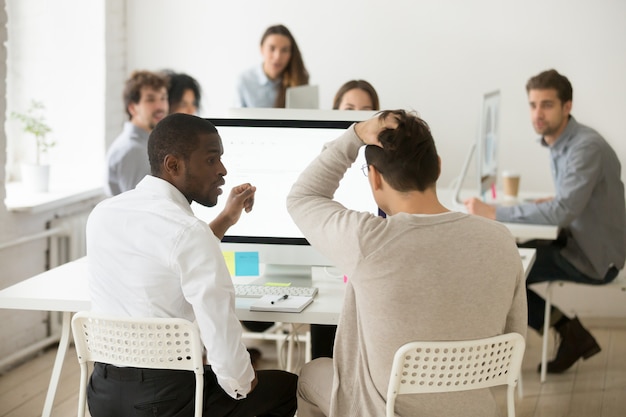 Foto gratuita vista posterior del empresario sorprendido estresado se dio cuenta del problema en la oficina