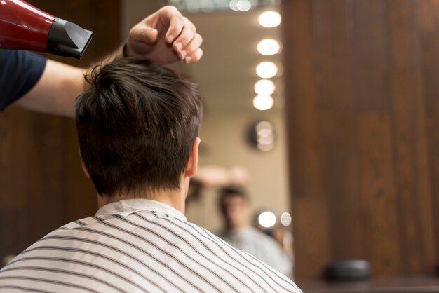 Vista posterior hombre en una barbería