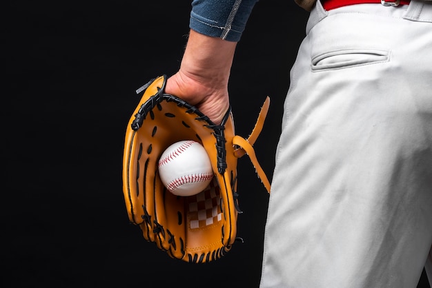 Vista posterior del hombre que sostiene el guante con béisbol