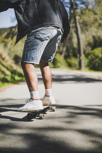 Foto gratuita vista posterior del hombre skateboardin