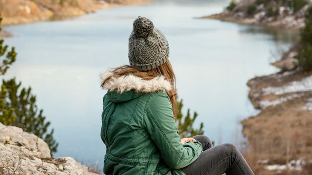 Vista posterior joven hermosa mujer en la naturaleza