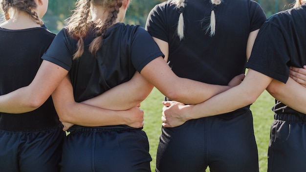 Foto gratuita vista posterior de las manos femeninas abrazándose