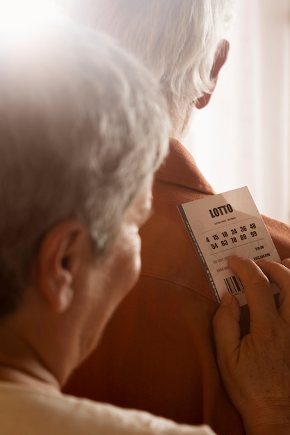 Foto gratuita vista posterior mujer con billete de lotería