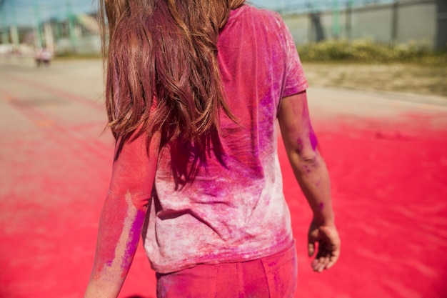 Foto gratuita vista posterior de una mujer con cabello largo cubierto de color holi.