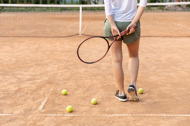 Vista posterior mujer en cancha de tenis