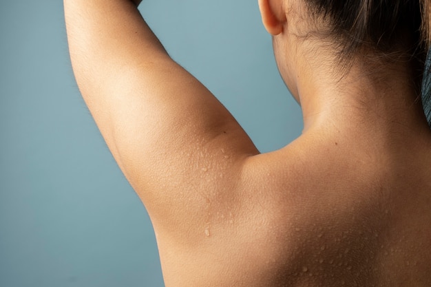 Foto gratuita vista posterior mujer con gotas de agua en la piel