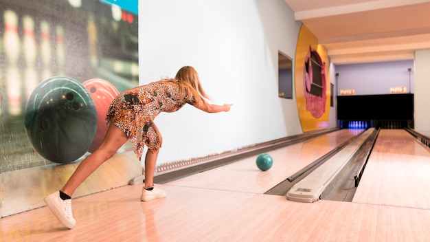 Foto gratuita vista posterior mujer jugando bolos