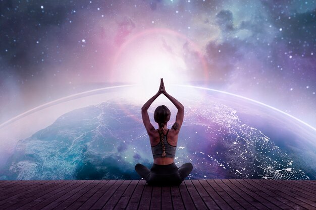 Vista posterior mujer meditando en el espacio
