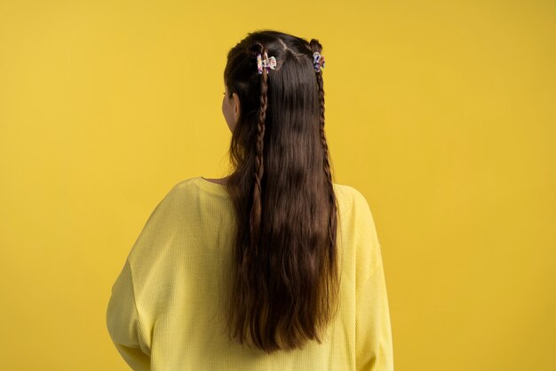 Vista posterior mujer con pinzas para el cabello