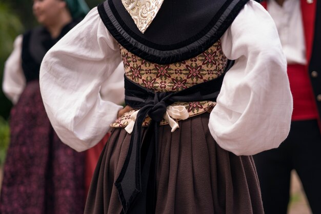 Vista posterior mujer en ropa tradicional