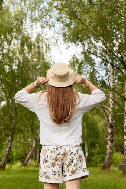 Foto gratuita vista posterior mujer con sombrero