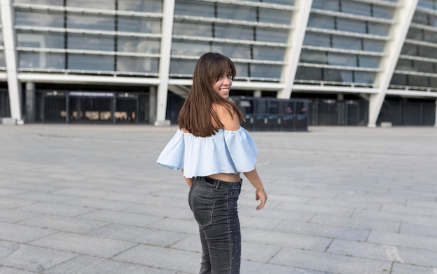 Vista posterior mujer sonriendo