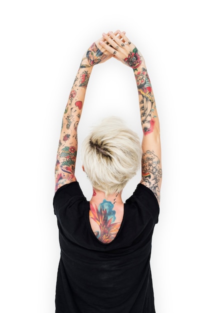 Vista posterior de la mujer tatuada en camiseta negra