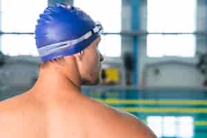 Foto gratuita vista posterior nadador masculino mirando a la piscina
