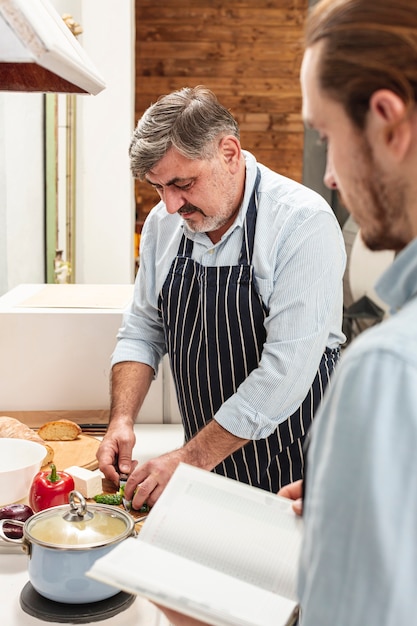 Foto gratuita vista posterior padre e hijo cocinando