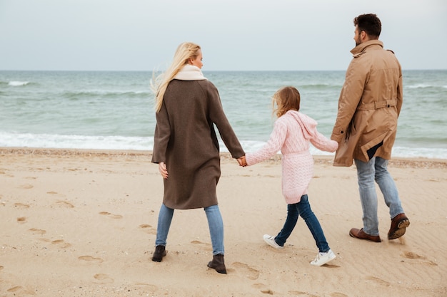 Vista posterior retrato de una familia con una pequeña hija