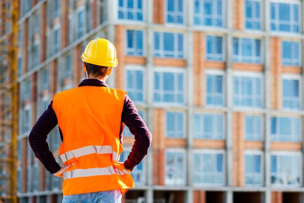 Vista posterior de tiro medio del ingeniero que supervisa la construcción