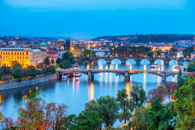 Vista de Praga de noche