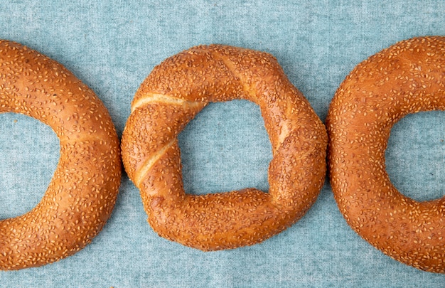 Foto gratuita vista de primer plano de bagels sobre fondo azul