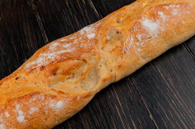 Vista de primer plano de baguette sobre superficie de madera