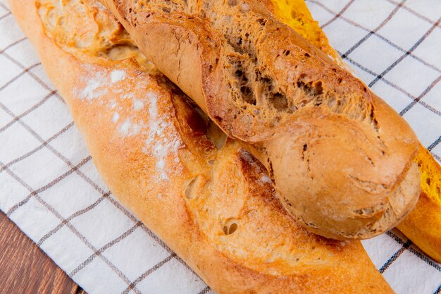 Vista de primer plano de baguettes en tela escocesa y superficie de madera