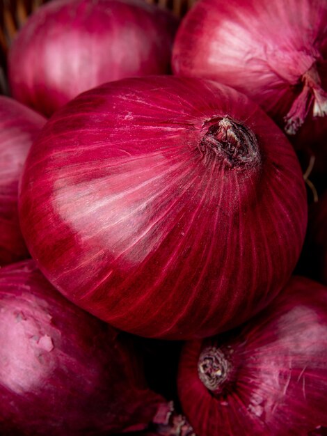 Vista de primer plano de cebollas rojas enteras