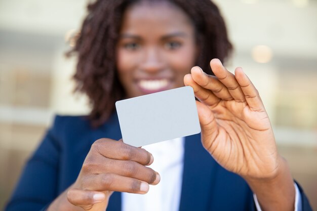 Vista de primer plano del gerente con tarjeta en blanco