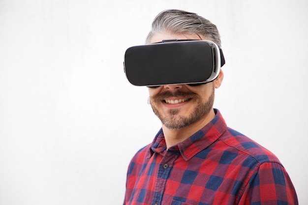 Vista de primer plano del hombre de contenido en auriculares VR