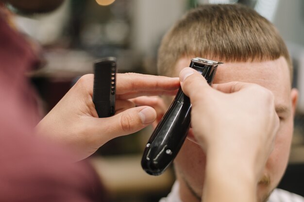 Vista de primer plano del hombre cortarse el pelo