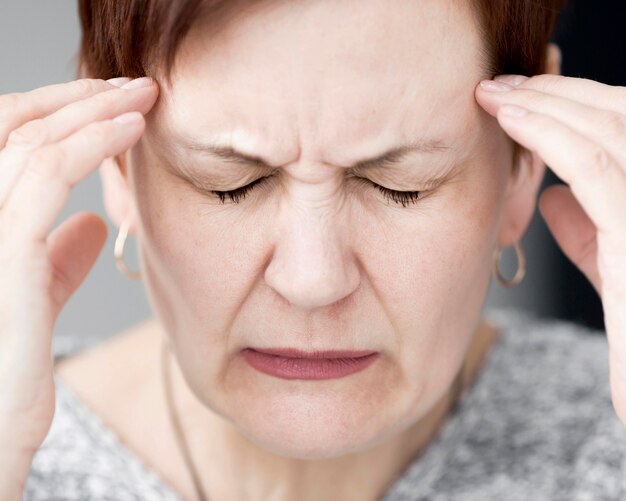 Vista de primer plano de mujer con ansiedad