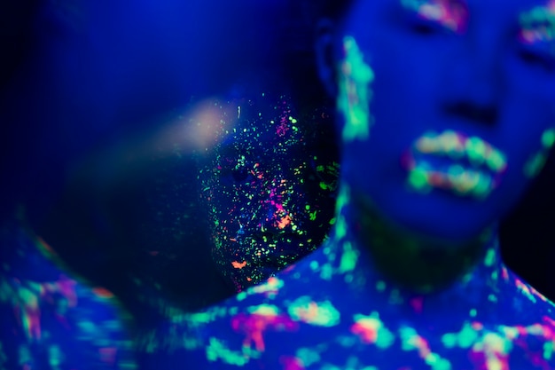 Vista de primer plano de mujer borrosa con maquillaje fluorescente