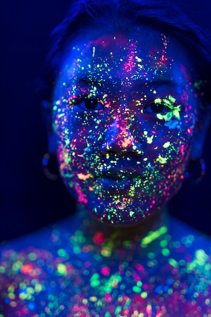 Vista de primer plano de mujer con colorido maquillaje fluorescente