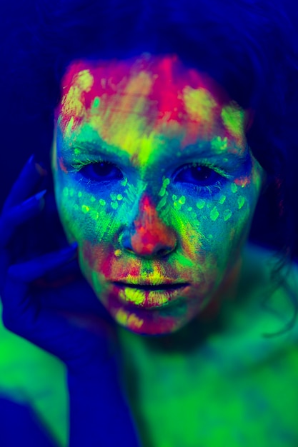 Vista de primer plano de mujer con colorido maquillaje fluorescente