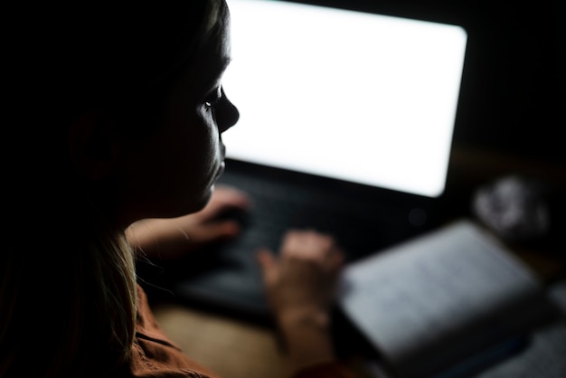 Vista de primer plano de mujer con escritorio desenfocado