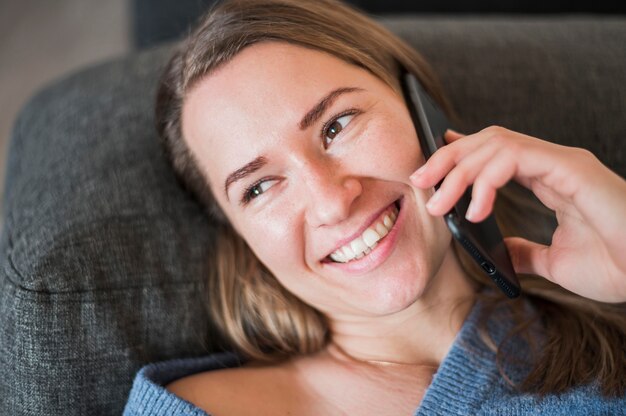Vista de primer plano de mujer hablando en el teléfono